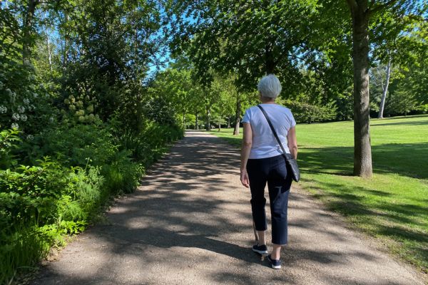 Kniegesundheit im Alltag – Spaziergang im Park